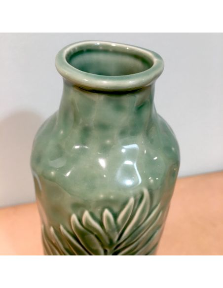 vase vert gravé feuille