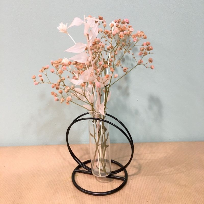 eprouvette et support et bouquet sec